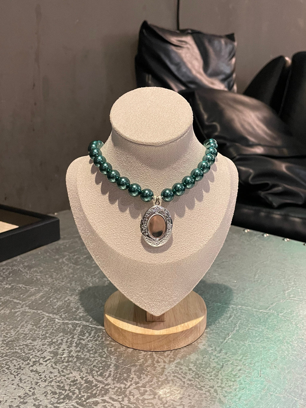 Dark Parrot Green Pearl Photo Box Pet Necklace