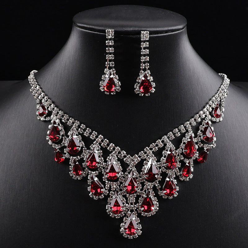 A luxurious and sophisticated diamond-encrusted geometric teardrop tassel necklace set exuding elegance and style