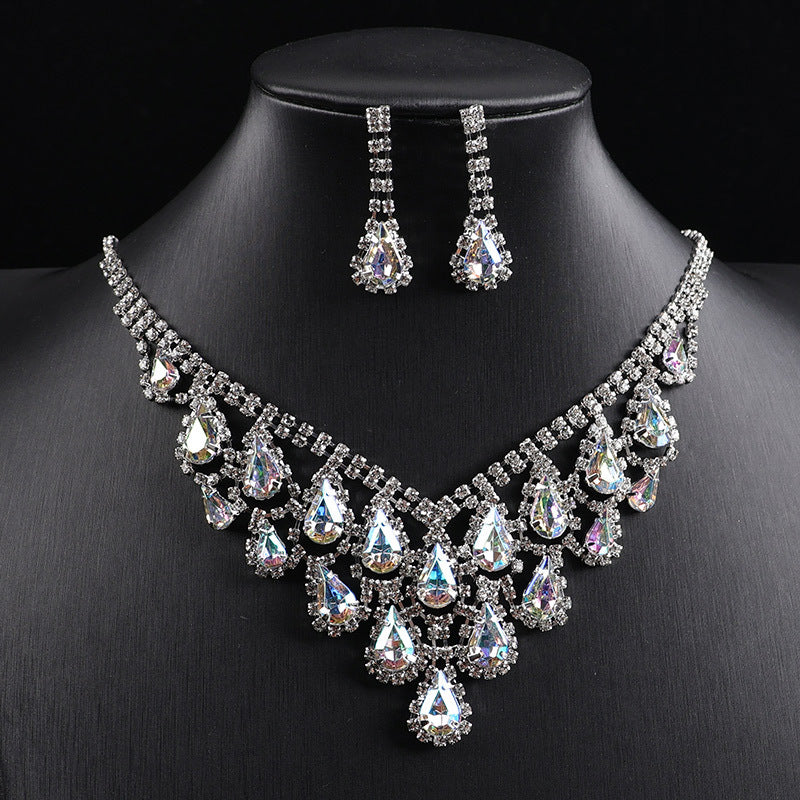 A luxurious and sophisticated diamond-encrusted geometric teardrop tassel necklace set exuding elegance and style