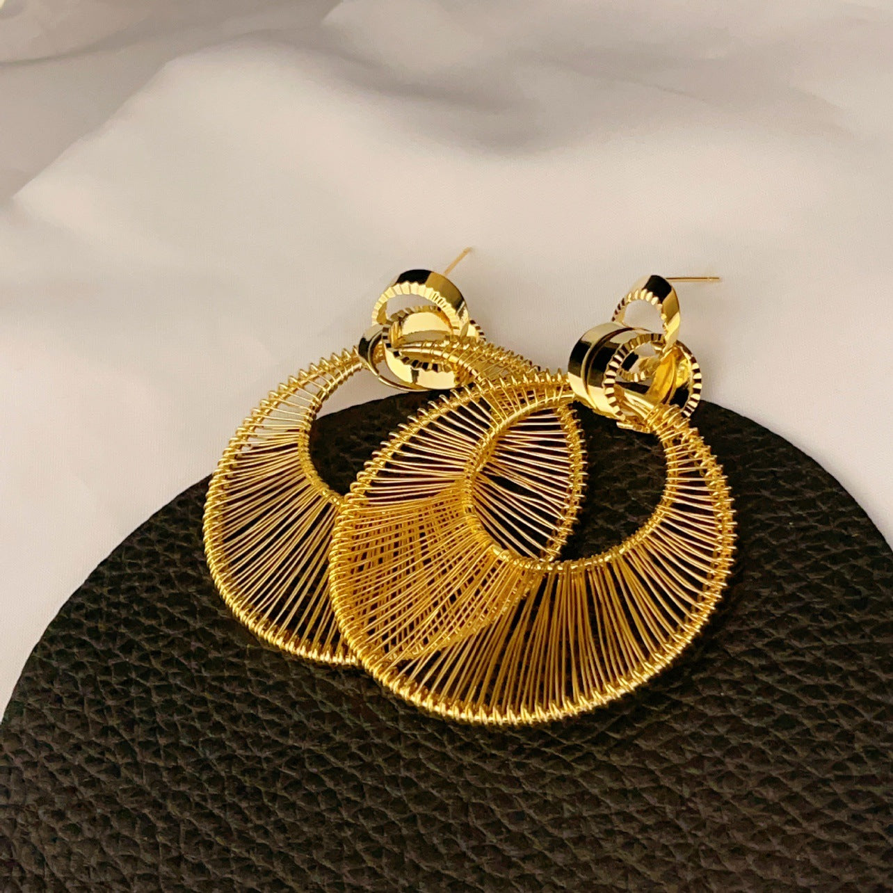 Vintage-style high-end metal earrings large earrings gold-plated luxurious and elegant earrings