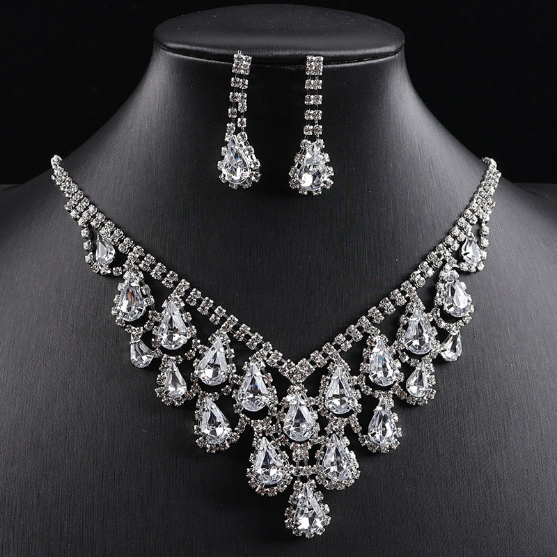A luxurious and sophisticated diamond-encrusted geometric teardrop tassel necklace set exuding elegance and style