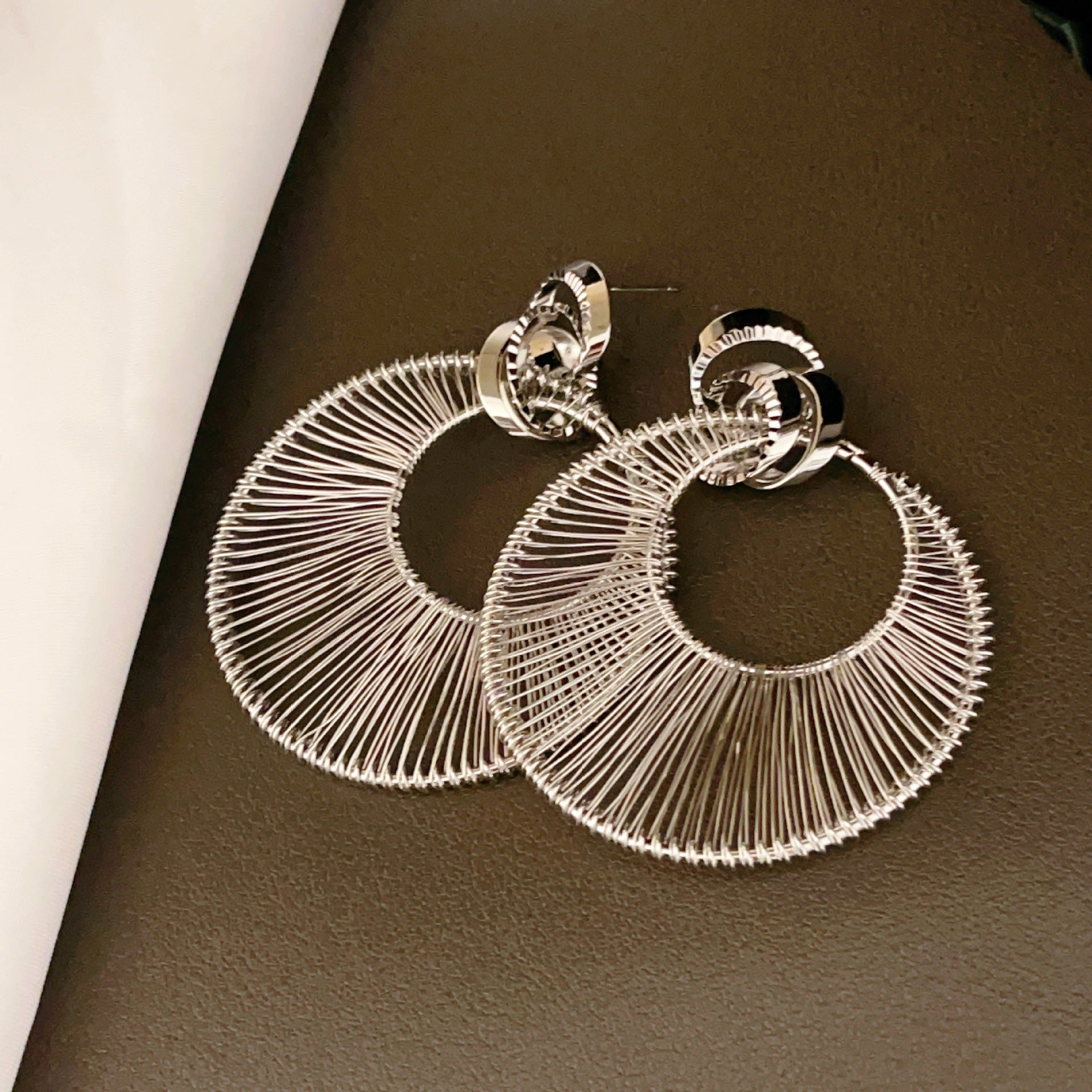 Vintage-style high-end metal earrings large earrings gold-plated luxurious and elegant earrings