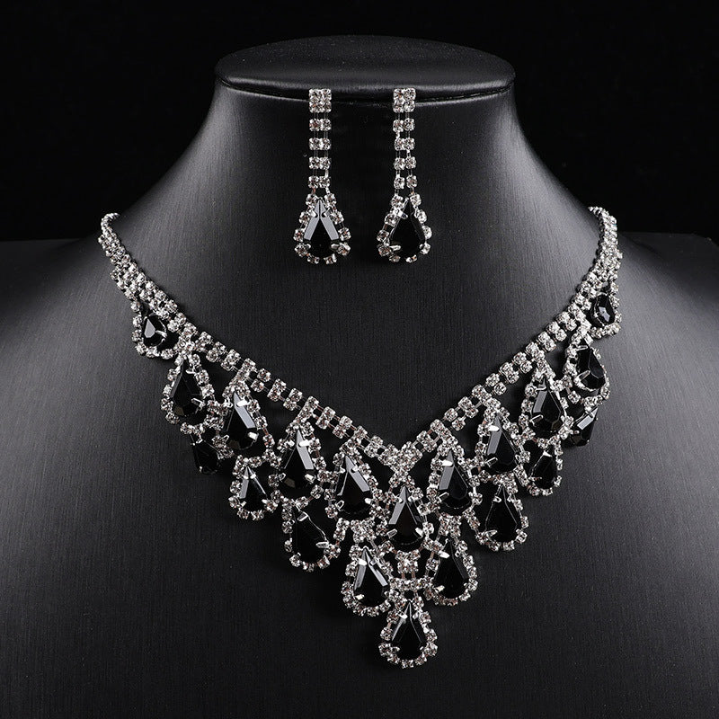 A luxurious and sophisticated diamond-encrusted geometric teardrop tassel necklace set exuding elegance and style