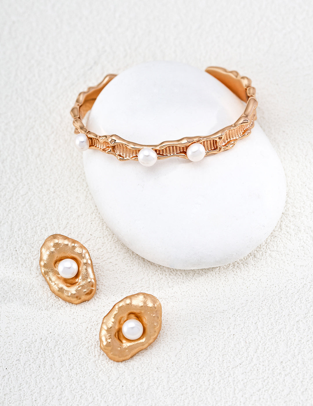 Vintage gold handcrafted pearl stud earrings