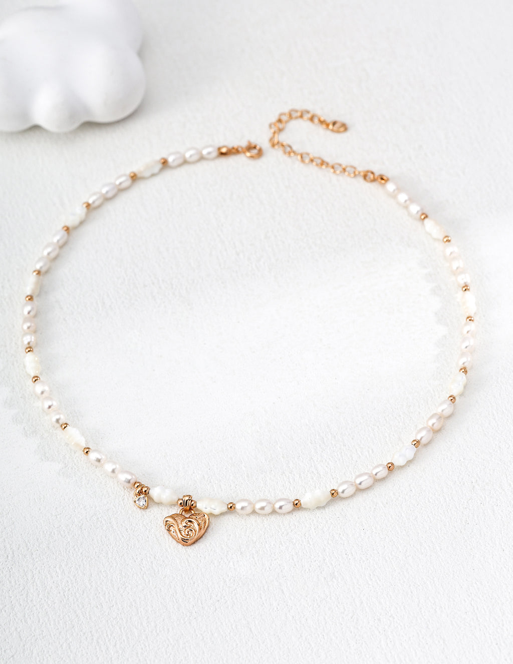Heart-patterned white mother-of-pearl pearl necklace