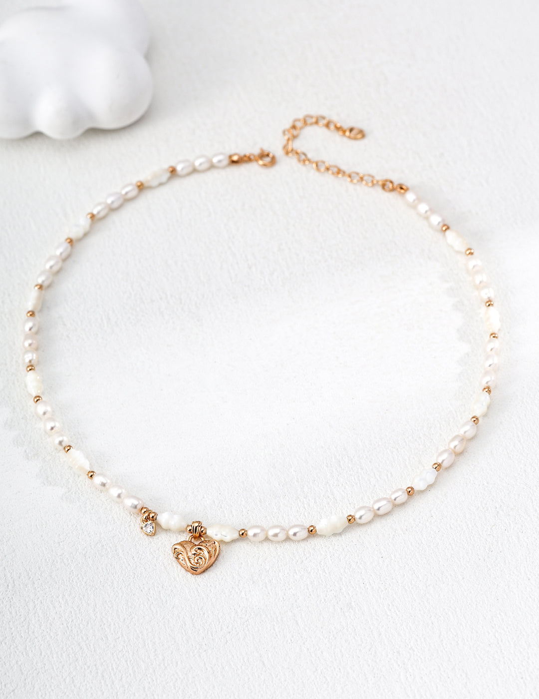 Heart-patterned white mother-of-pearl pearl necklace