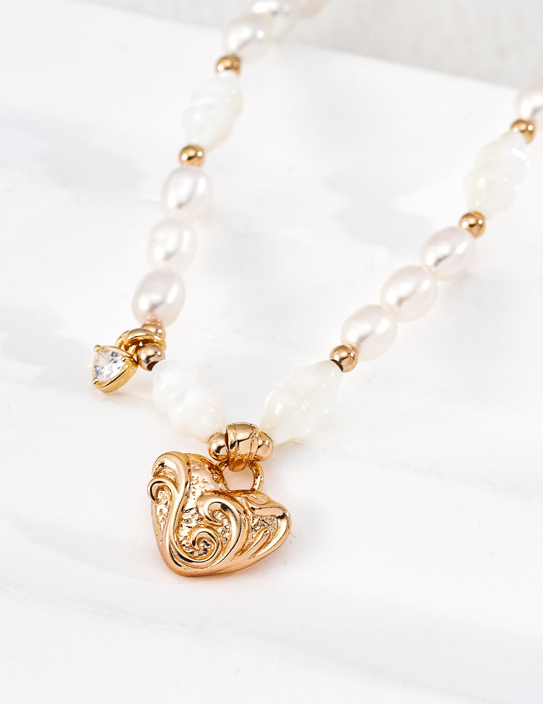 Heart-patterned white mother-of-pearl pearl necklace