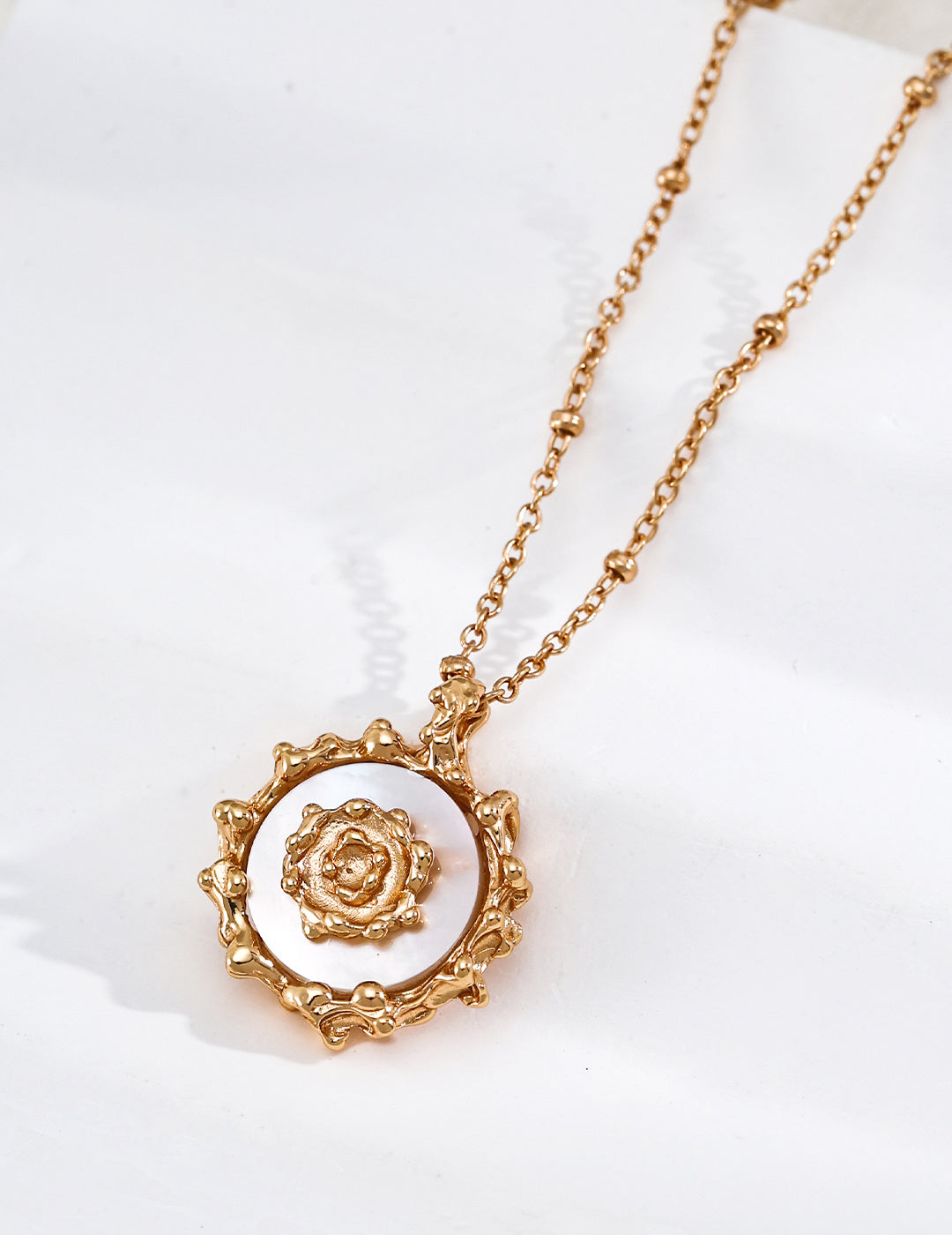 Mother-of-pearl necklace with sun element design