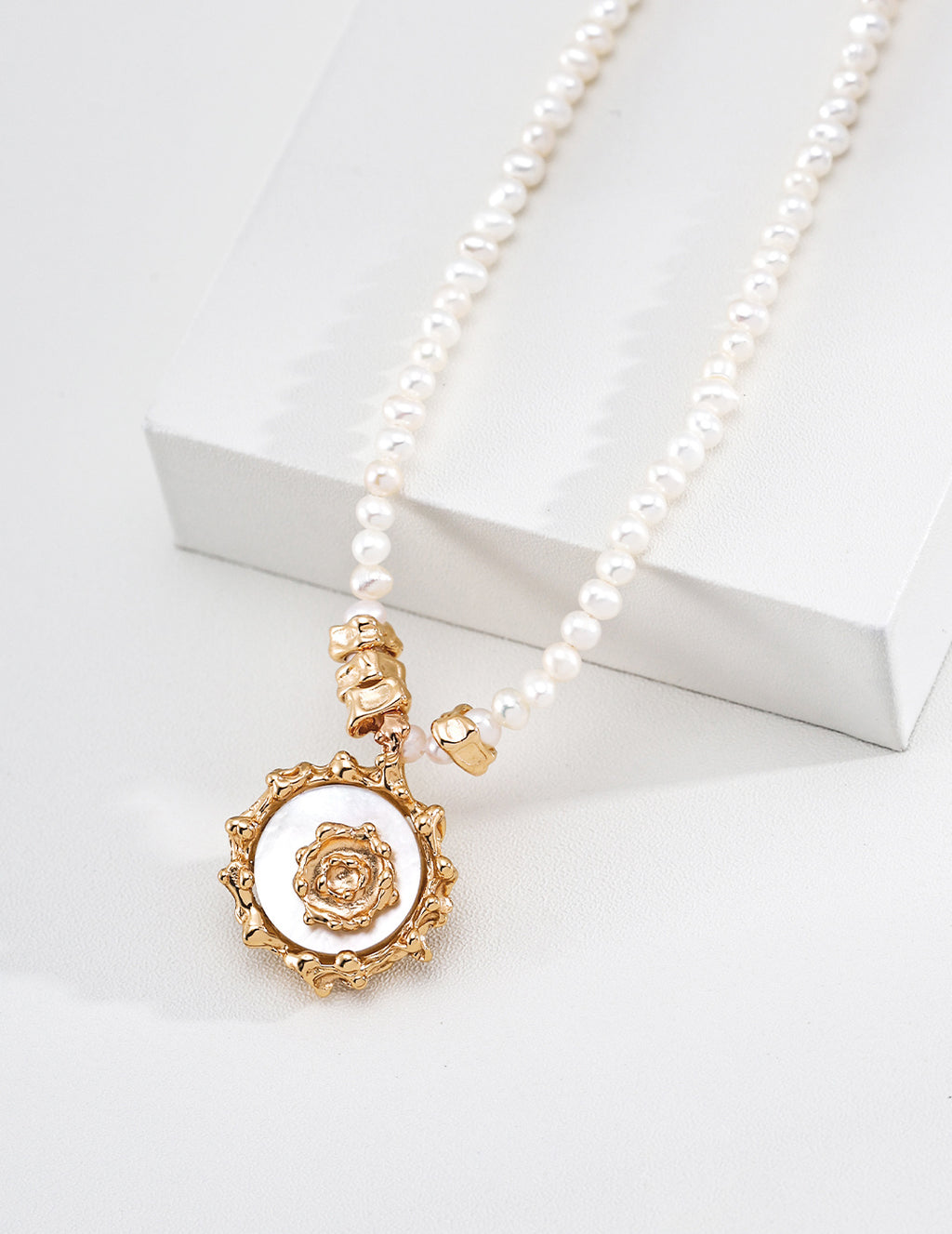 Mother-of-pearl necklace with sun element design