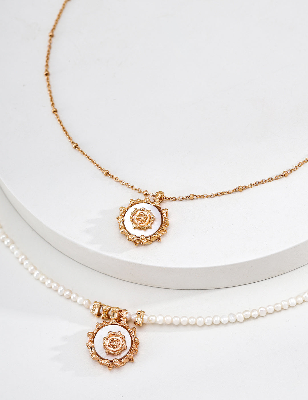 Mother-of-pearl necklace with sun element design