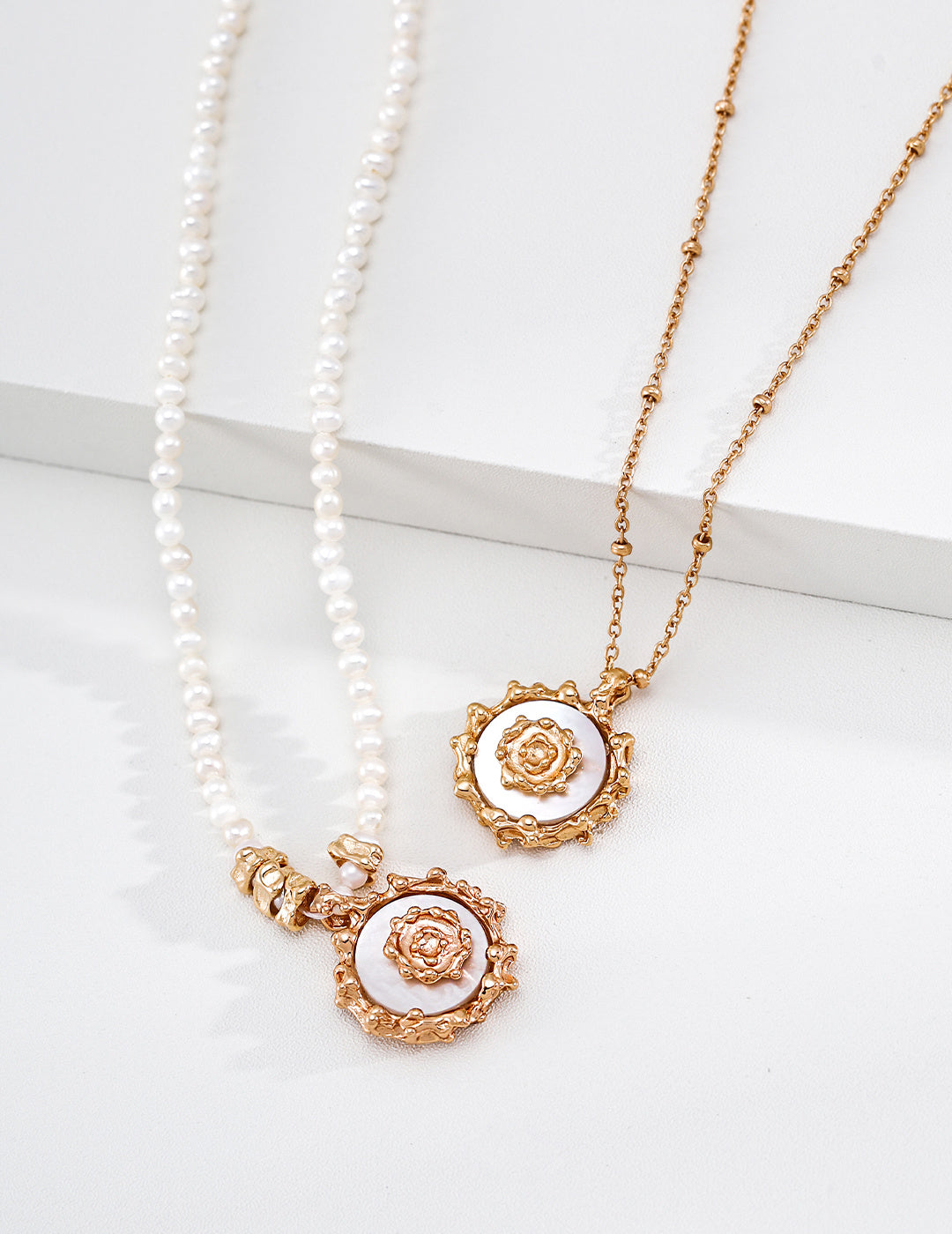 Mother-of-pearl necklace with sun element design